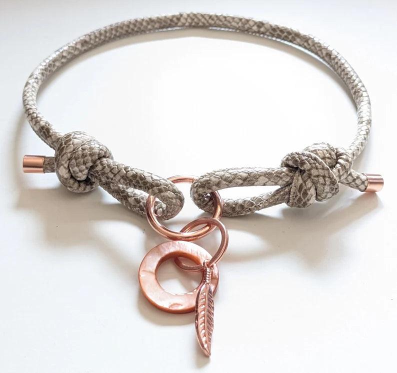 Markenhalsband aus Kunstleder verstellbar in Creme Beige