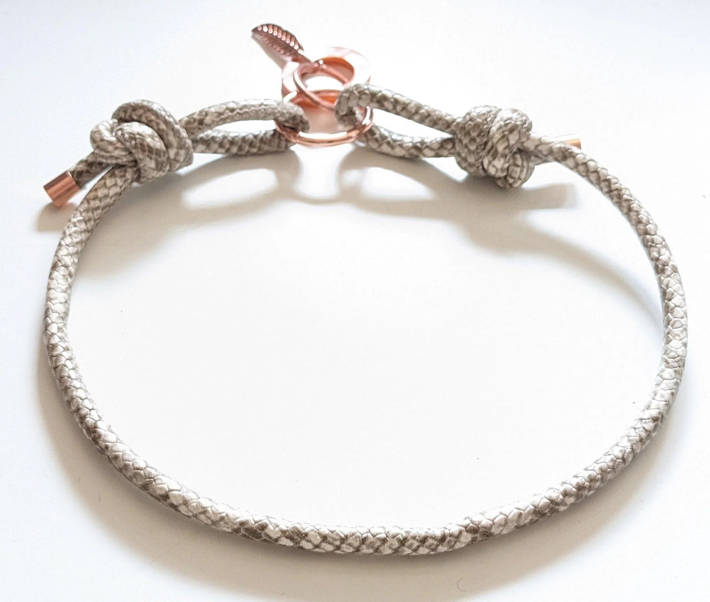 Markenhalsband aus Kunstleder verstellbar in Creme Beige