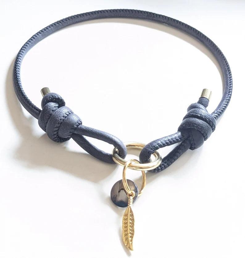 Markenhalsband aus Kunstleder verstellbar in graublau