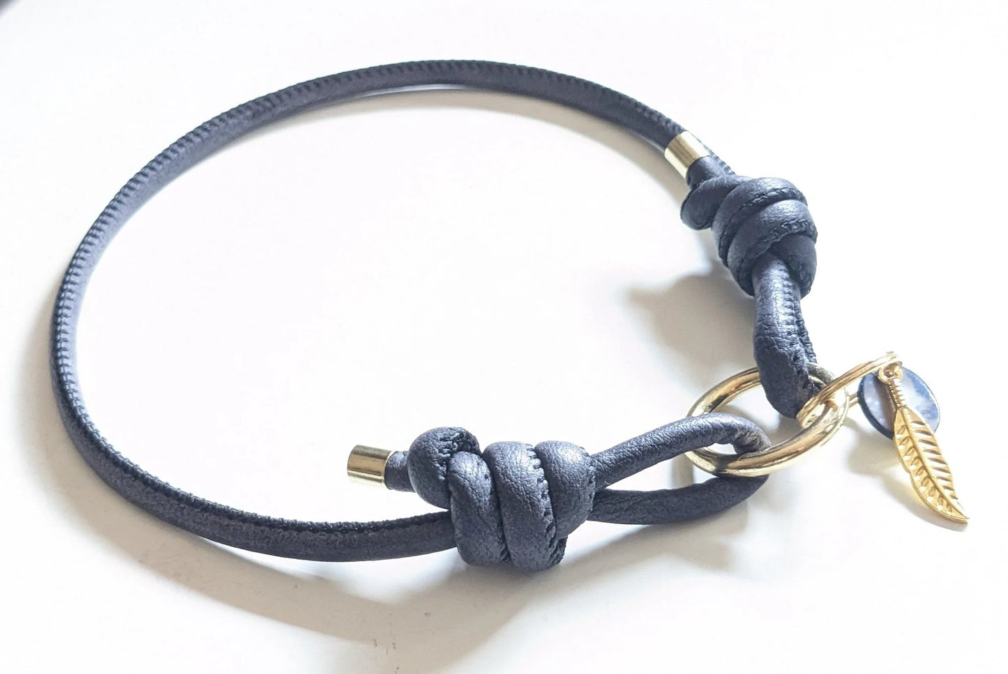Markenhalsband aus Kunstleder verstellbar in graublau
